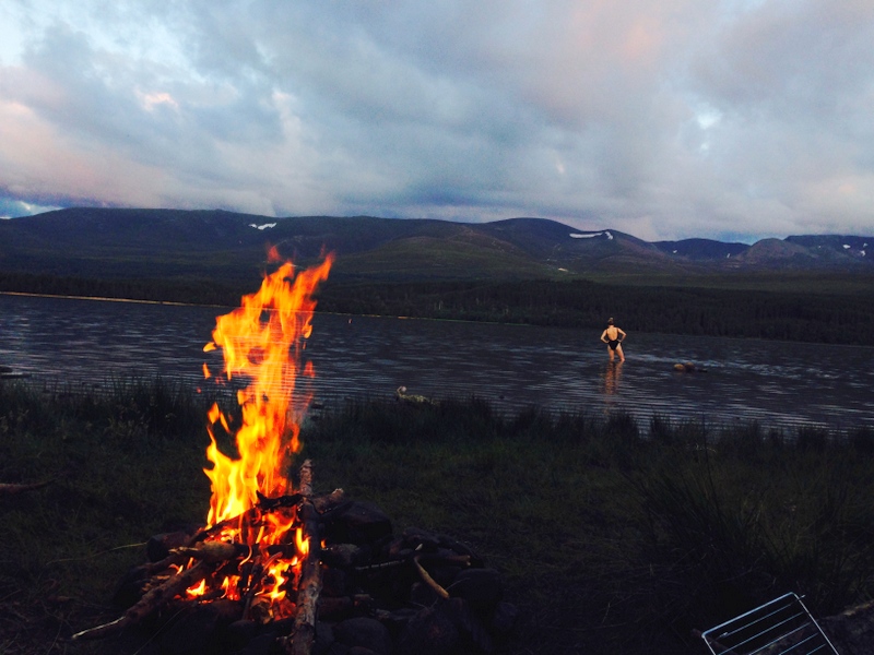Scotland-Cairngorms-National-Park-Loch-Insh-Olivia-swimming-by-warm-campfire-