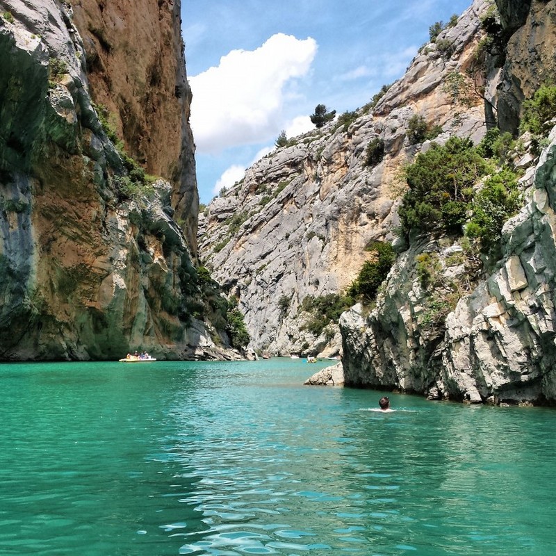 Swimming-in-the-blue-Canyon-du-Verdon-France