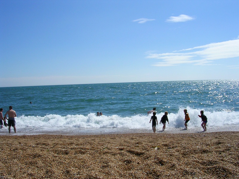 Watching-people-enjoying-the-sea-at-Chesil-Beach